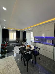 PRETTY HOUSE في باموكالي: غرفة معيشة مع طاولة ومطبخ