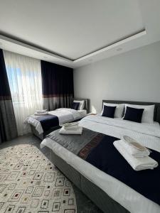 um quarto de hotel com duas camas grandes em PRETTY HOUSE em Pamukkale