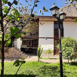 una luz de la calle frente a una casa en Casablanca lodge, en Ollantaytambo