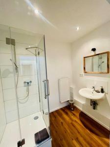 Ένα μπάνιο στο Zentrales Apartment mit großer Terrasse +16 φωτογραφίες