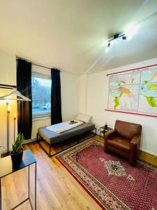 Camera con letto, divano e sedia di Zentrales Apartment mit großer Terrasse a Braunschweig