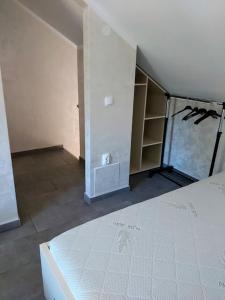 een lege kamer met een bed en een kast bij Apartman Nevena Divčibare 2 in Divčibare