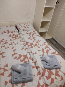 een bed met twee handdoeken in een kamer bij Apartman Nevena Divčibare 2 in Divčibare