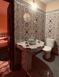 La salle de bains est pourvue d'un lavabo et de toilettes. dans l'établissement NALU guest house, à Safi