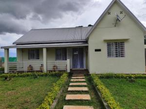 Uma casa branca com um caminho à frente. em Villa Fahasoavana em Antananarivo