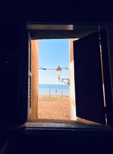 Blick auf den Strand durch eine offene Tür in der Unterkunft NALU guest house in Safi