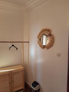 um quarto com um espelho e uma cómoda em madeira em taghazout life Guest House em Taghazout