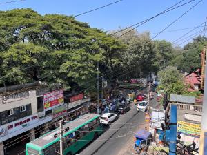 - une vue sur une rue animée de la ville avec des voitures dans l'établissement RR Stayinn, à Bangalore