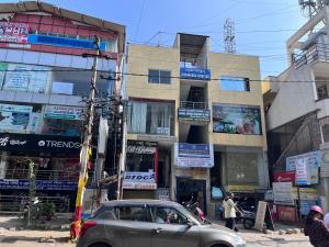 une voiture garée devant un bâtiment dans l'établissement RR Stayinn, à Bangalore