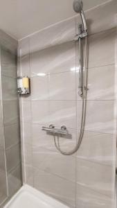 La salle de bains est pourvue d'une douche avec une porte en verre. dans l'établissement Prime House - St James Park - Newcastle, à Town Moor