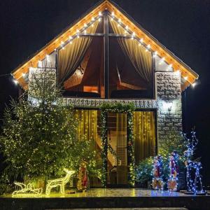 una casa con luces de Navidad en la parte delantera de ella en Iano, en Oni