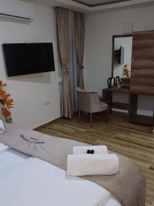 Una habitación de hotel con una cama con toallas. en Villa Sweet Dreams en Novi Sad