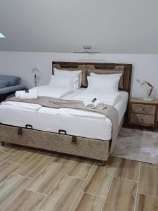 Una cama con sábanas blancas y almohadas en un dormitorio en Villa Sweet Dreams en Novi Sad