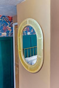 - un miroir mural avec un lit dans la chambre dans l'établissement Bay Tree Cottage, sleeps 7 close to the Marina, à Burnham on Crouch