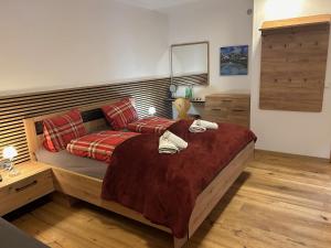 1 dormitorio con 1 cama con 2 toallas en Rafting Alm, en Haiming