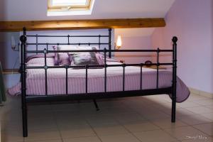Een bed of bedden in een kamer bij Gîtes "Les Framboisiers"