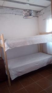 een stapelbed in een kleine kamer met bij Arriba y La escondida in Villa Gesell