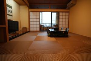 Kaigaku Onsen Resort Shirahama的电视和/或娱乐中心