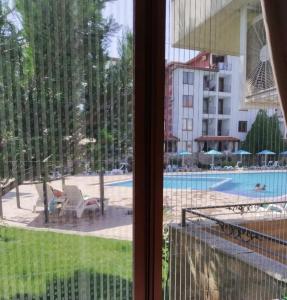 una ventana con vistas a la piscina en Апартамент Анастасия Аполон 6, en Ravda