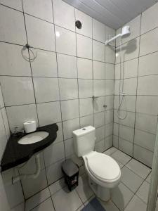 ein weißes Badezimmer mit Toilette und Waschbecken in der Unterkunft Flat Davisis 4 - Rodoviária Faculdades e Aeroporto in Palmas + 28 Fotos