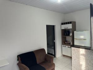 uma sala de estar com um sofá e uma cozinha em Flat Davisis 4 - Rodoviária Faculdades e Aeroporto em Palmas