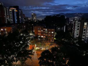 vista su una città di notte con edifici di Two bedroom apartment/Phenomenal views a Medellín