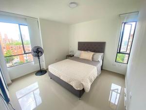 una camera con letto, ventilatore e finestre di Two bedroom apartment/Phenomenal views a Medellín