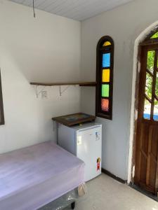 Habitación pequeña con nevera y ventana en Cantinho dos Machados en Camaçari