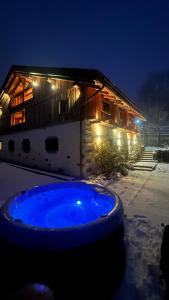 una gran bañera azul frente a una casa en Wanderful Life MontBlanc refuge haut de gamme, en Saint-Gervais-les-Bains