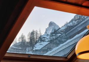 ツェルマットにあるResidence Bellevue, Apartment Alpinaの山の景色を望む窓