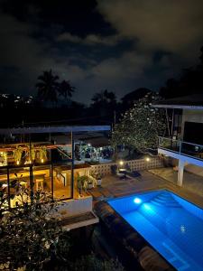 蘇梅島的住宿－Supreme Siam Resort，享有游泳池的夜间景致