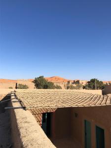 um edifício no meio do deserto em DAR AMMAR em Merzouga