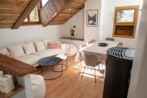 ein Wohnzimmer mit einem weißen Sofa und einem Tisch in der Unterkunft Laltizoard in Briançon