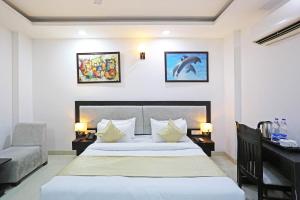 Ліжко або ліжка в номері Airport Hotel Swan Near Delhi Airport