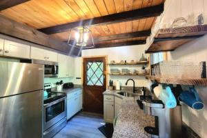A kitchen or kitchenette at 3 BR Centrally Located Poconos Chalet