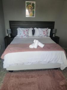 Llit o llits en una habitació de Mpucuko Guest House