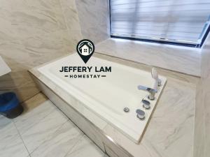 La salle de bains est pourvue d'un lavabo et d'un panneau. dans l'établissement Imperio Residence Melaka by Jeffery Lam Home Management, à Malacca