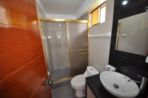 La salle de bains est pourvue d'une douche, de toilettes et d'un lavabo. dans l'établissement The White house, à Ollantaytambo