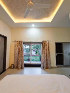 1 dormitorio con cama y ventana en Green Villa en Udaipur