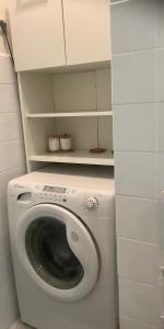 アテネにある100 m2 Apartment in the center of Athensの- 白い洗濯機(小さなバスルーム内)