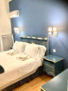 1 dormitorio con cama y pared azul en 100 m2 Apartment in the center of Athens en Athens