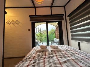 ein Schlafzimmer mit einem Bett mit zwei Handtüchern darauf in der Unterkunft DOA Sapanca Tiny House in Sakarya