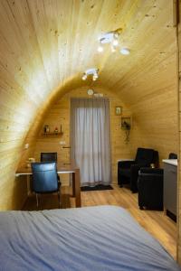 Cette chambre comprend un lit, une table et des chaises. dans l'établissement Camping pod Lyts Dekema 1, à Baard