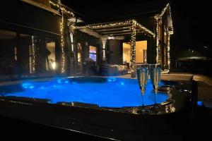 una grande piscina con due bicchieri di champagne di Lakefront Villa, exclusive leisure property near Vrådal Golf, Straand Summerland & Panorama Ski center a Vrådal