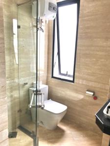 y baño con aseo y ducha acristalada. en Cozy room close center and Ho Tay 671 p301, en Hanói