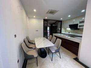 cocina con mesa blanca y sillas en Cozy room close center and Ho Tay 671 p301, en Hanói