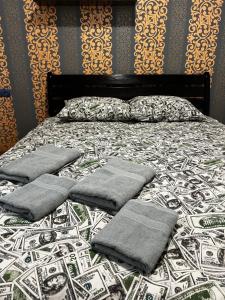 ein Bett mit drei Kissen darüber in der Unterkunft VIP апартаменти ЦЕНТР in Riwne