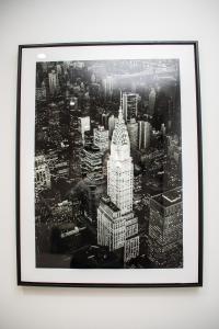 een zwart-wit beeld van het Empire State Building bij Exquisite 2-Bedroom City Centre Haven - Leicester's Premier Urban Retreat in Leicester