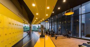 een fitnessruimte met een geel plafond en een groot raam bij Neu Suites Ampang in Kuala Lumpur