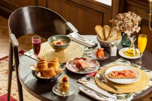 stół z talerzami jedzenia i chleba na nim w obiekcie Angelats Hotel w mieście Ribes de Freser